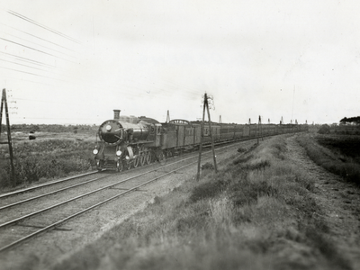 170055 Afbeelding van de middagsneltrein Groningen-Utrecht (23 rijtuigen!), met doorgaande rijtuigen naar Den Haag en ...